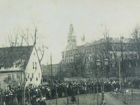 Menschen vor dem Schloss::Was war denn hier los? Demo?